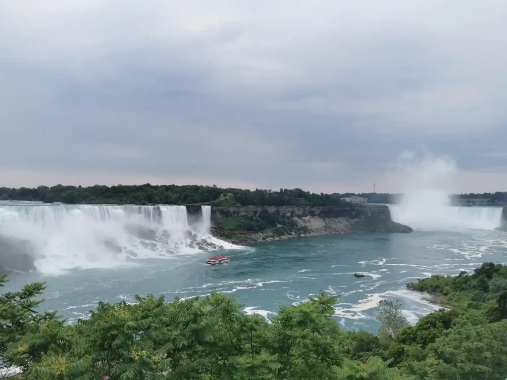 Chutes du Niagara avec le bateau de la croisière Hornblower se rapprochant au plus près