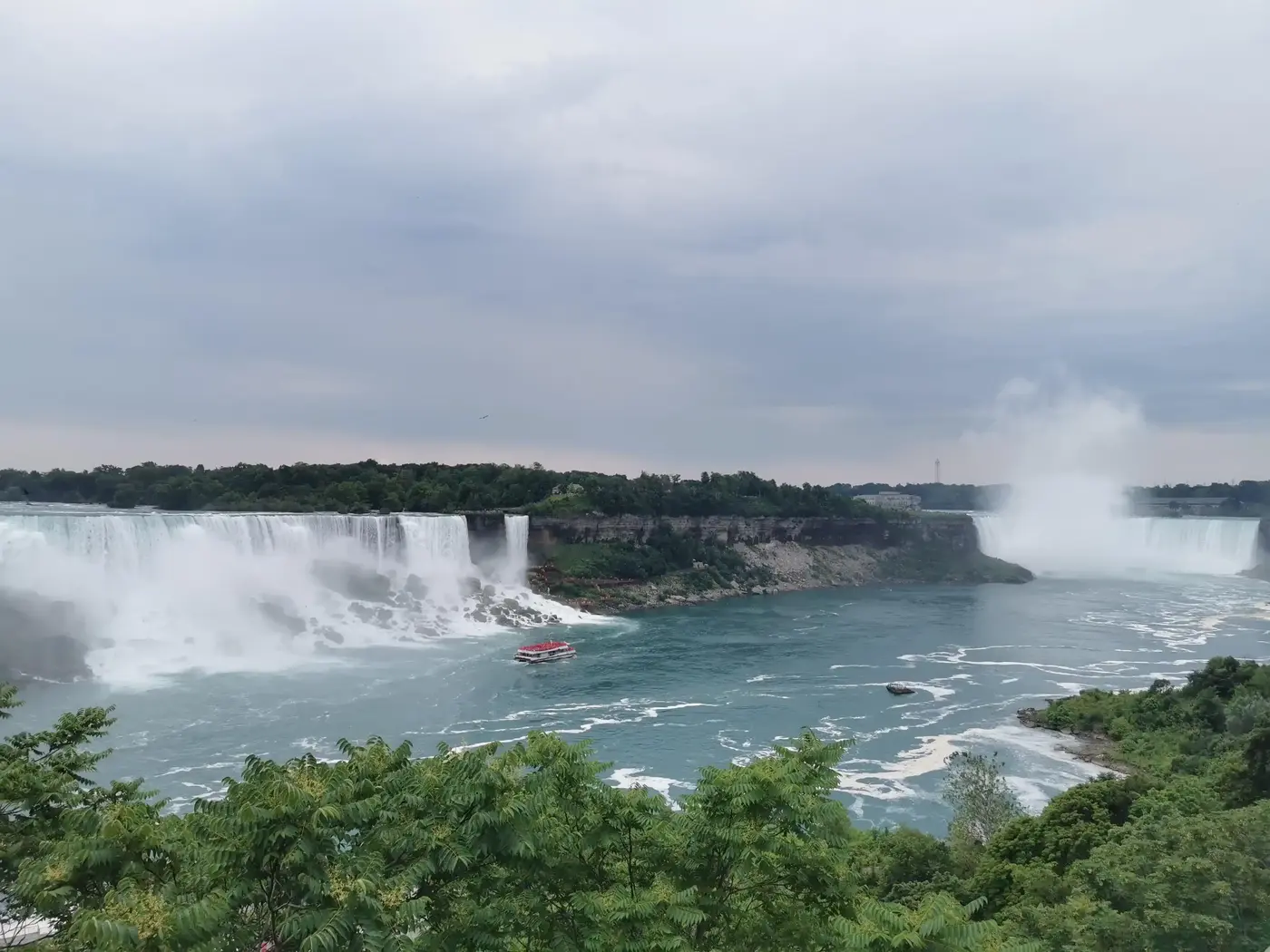 Croisière Hornblower au pied des chutes du Niagara canadiennes