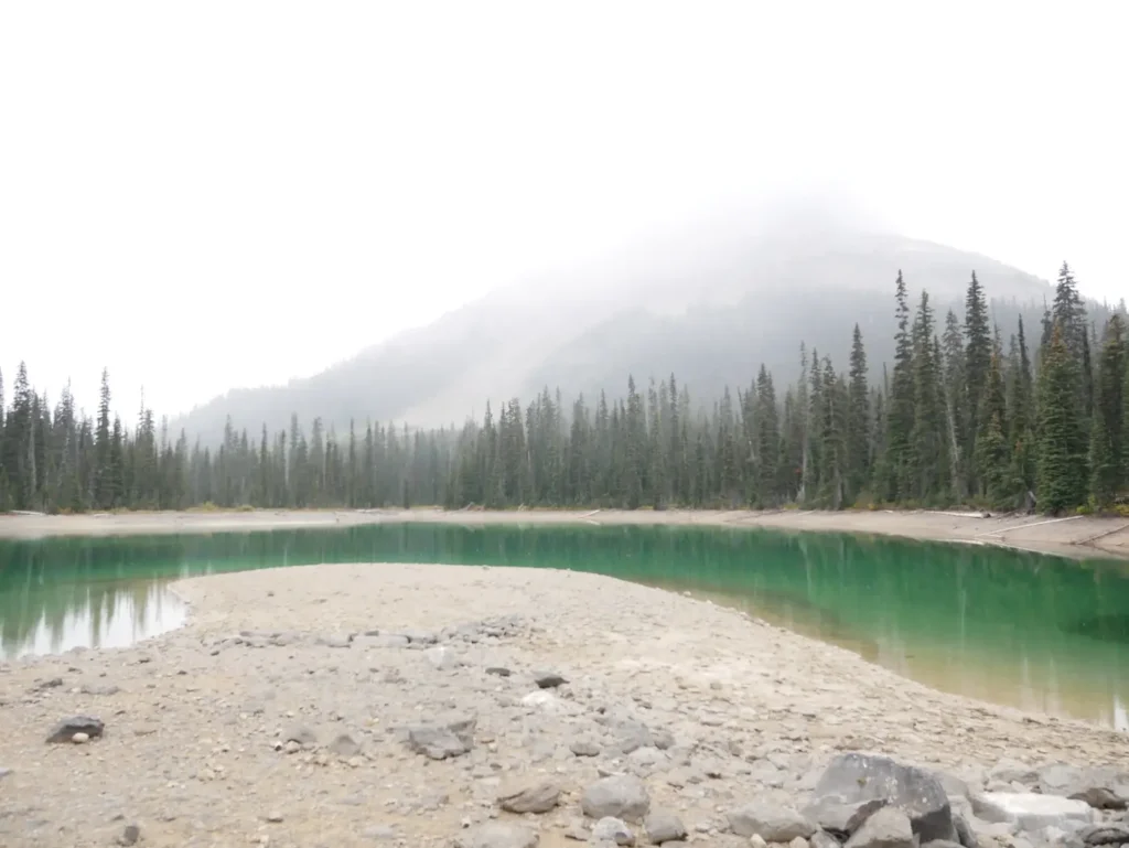 Lake d'une couleur vert émeraude sous la neige