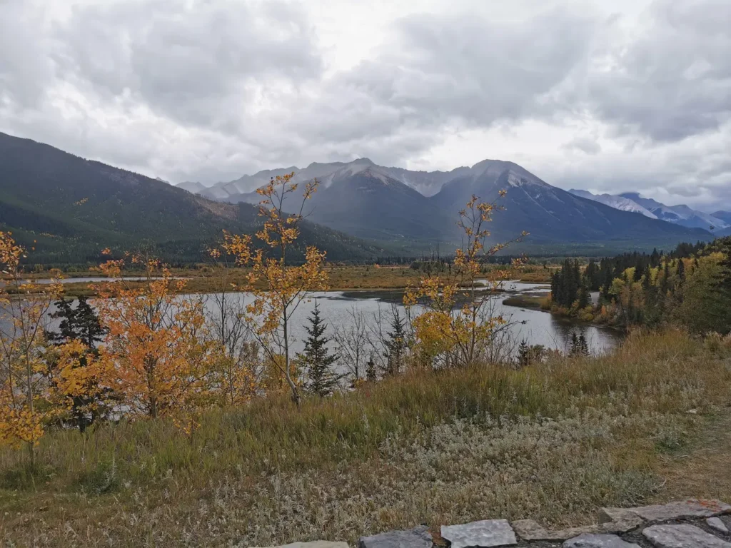 Lac aux porte de Banff avec des montagnes en arrière plan. Le temps est nuageux