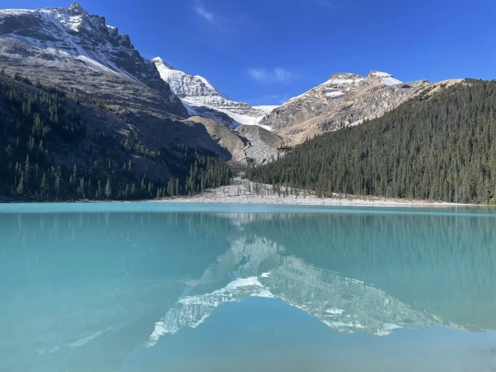 Montagnes se reflétant dans le lac turquoise