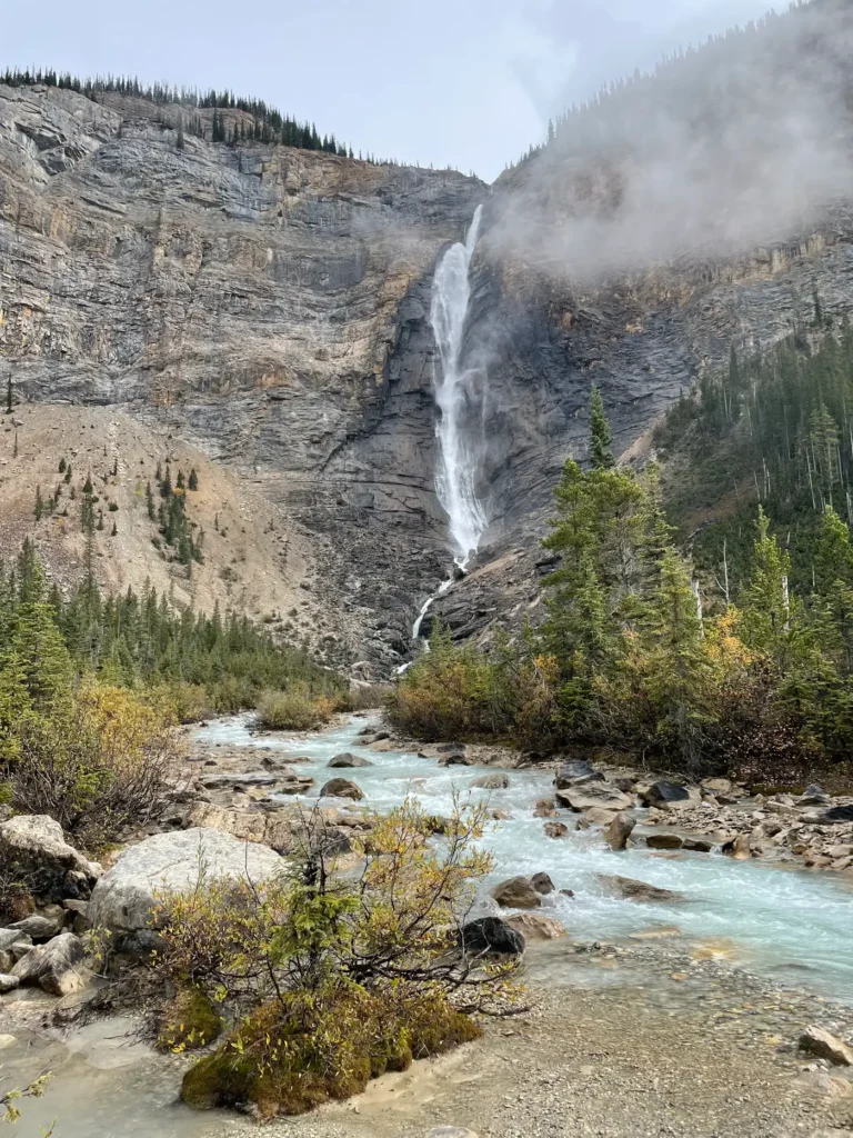 Vue sur les chutes Takakkaw en arrière plan qui se déverse en rivière