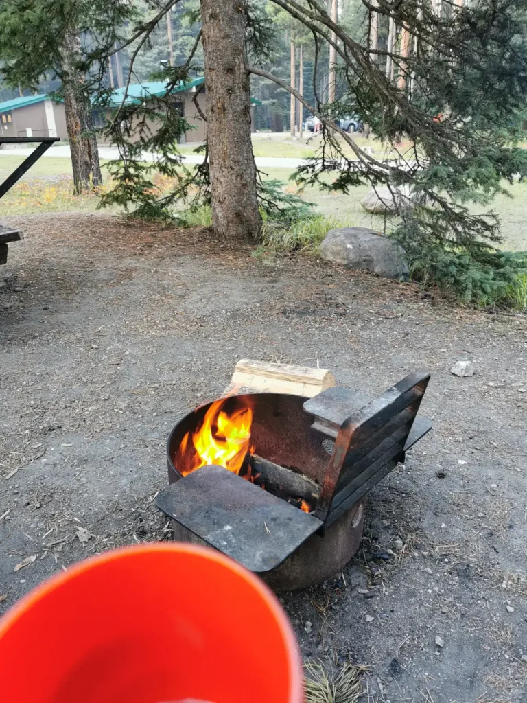 Feu en train de prendre dans le fire pit