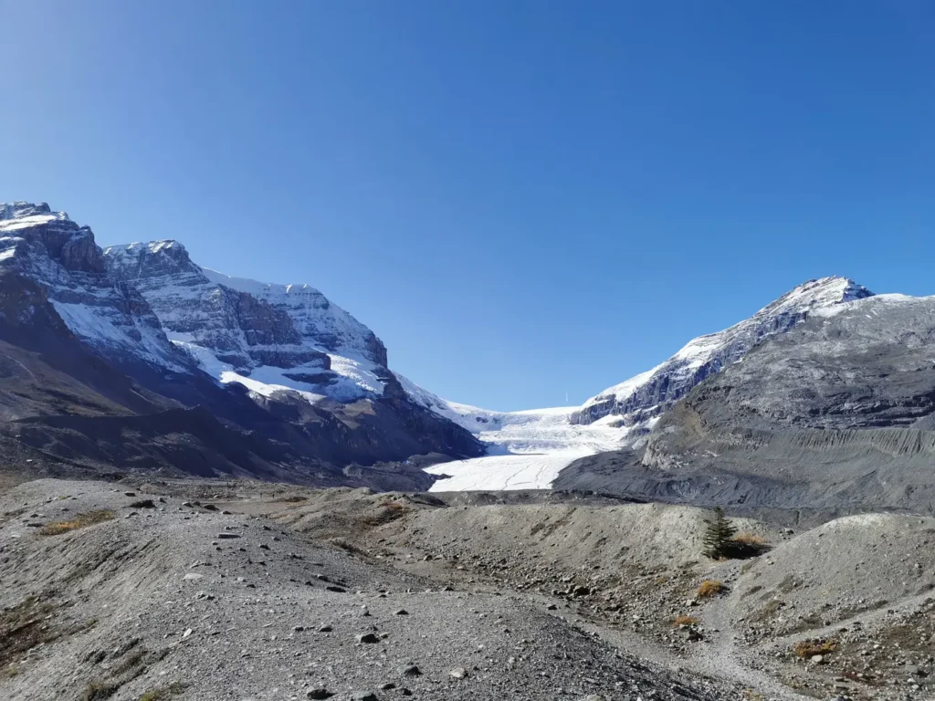 Glacier Athabasca sous une journée ensoleillée