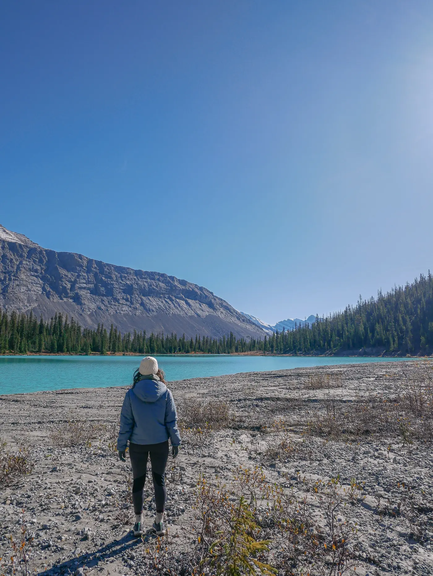 Gwen positionnée face au lac turquoise Boundary Lake