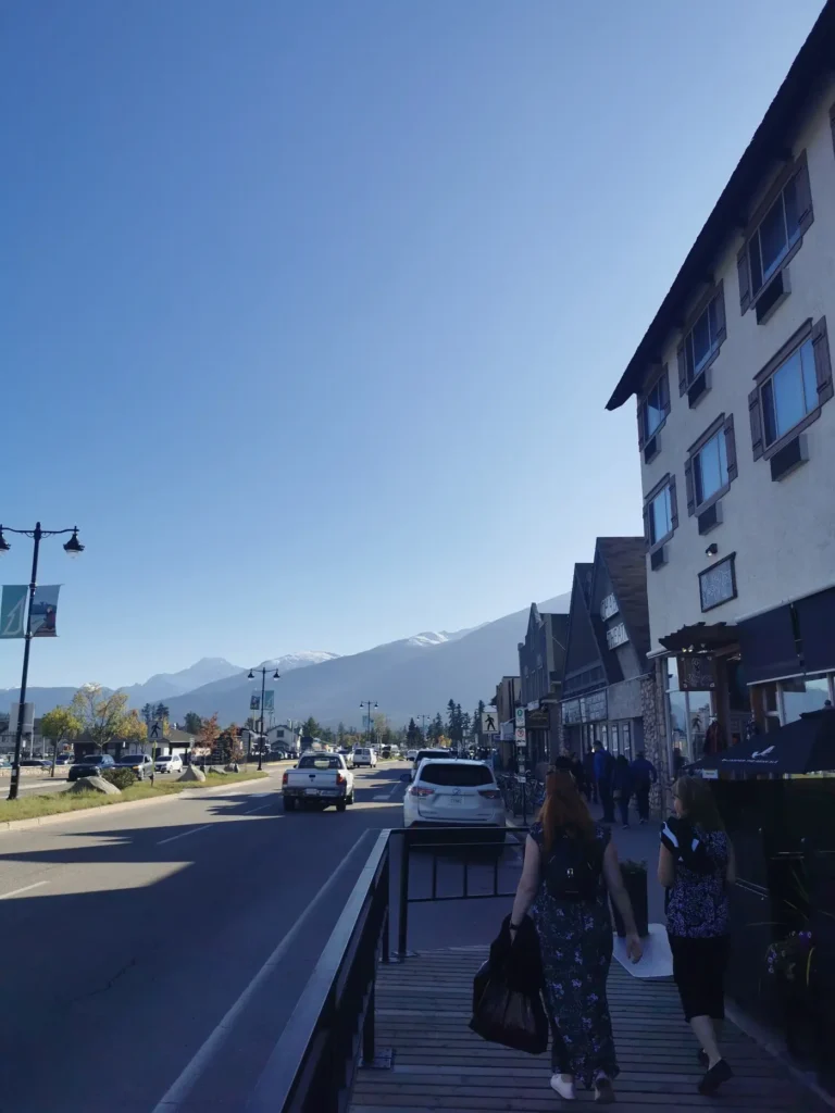 Centre ville de Jasper avec les montagnes en arrière plan