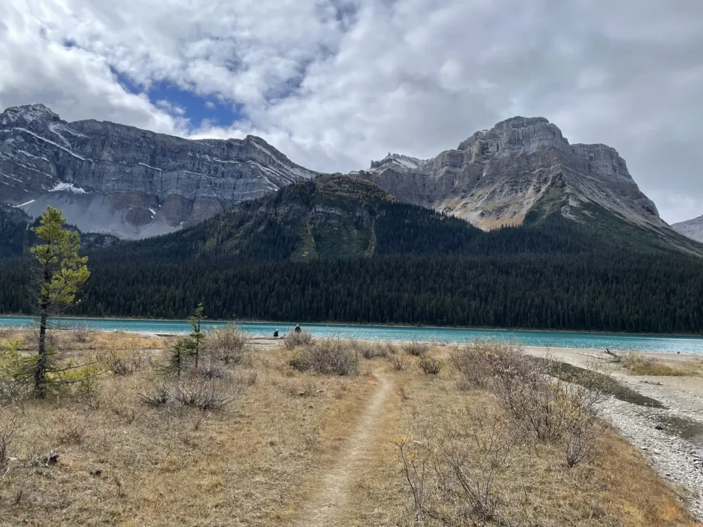 Chemin menant au lac Hector avec des montagnes en arrière plan