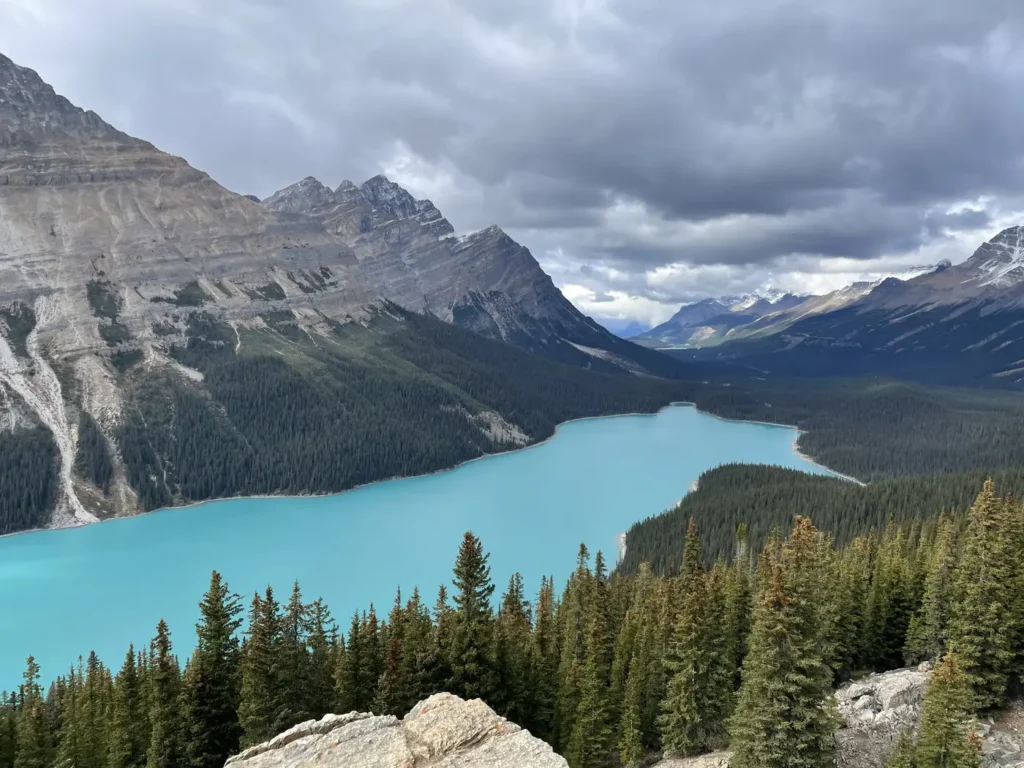 Vue aérienne du lac Peyto, un lac turquoise entouré de montagnes