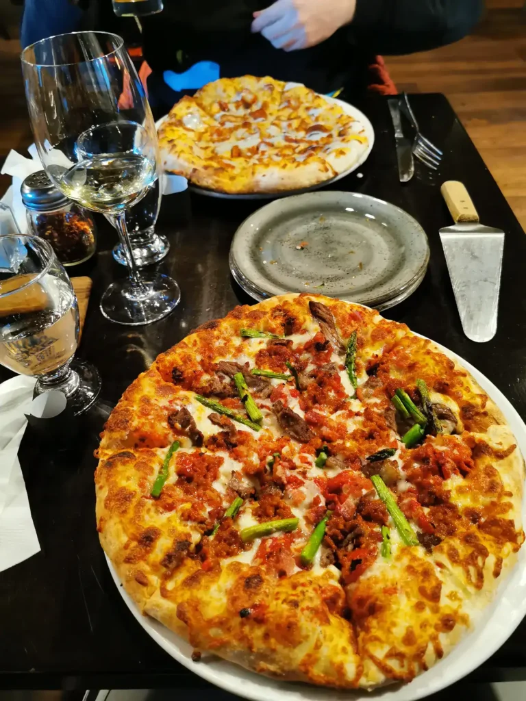 Pizza américaine à la viande hachée et aux asperges