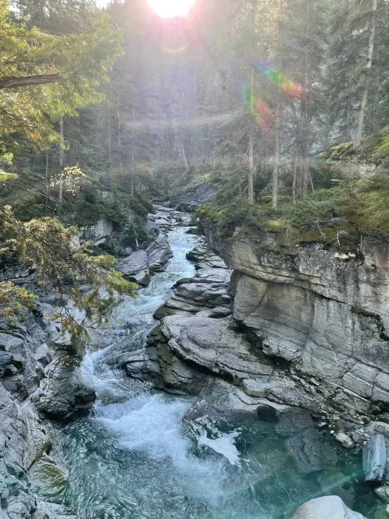 Rivière entourée de rochers sous le soleil