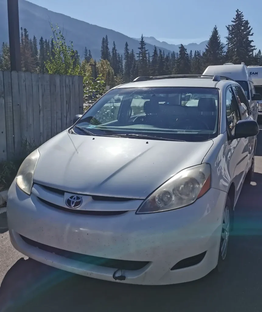 Une voiture blanche aménagée en van