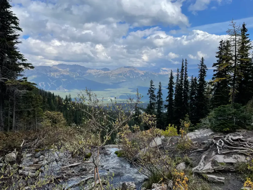 Vue dégagée sur les montagnes avec une petite rivière au premier plan