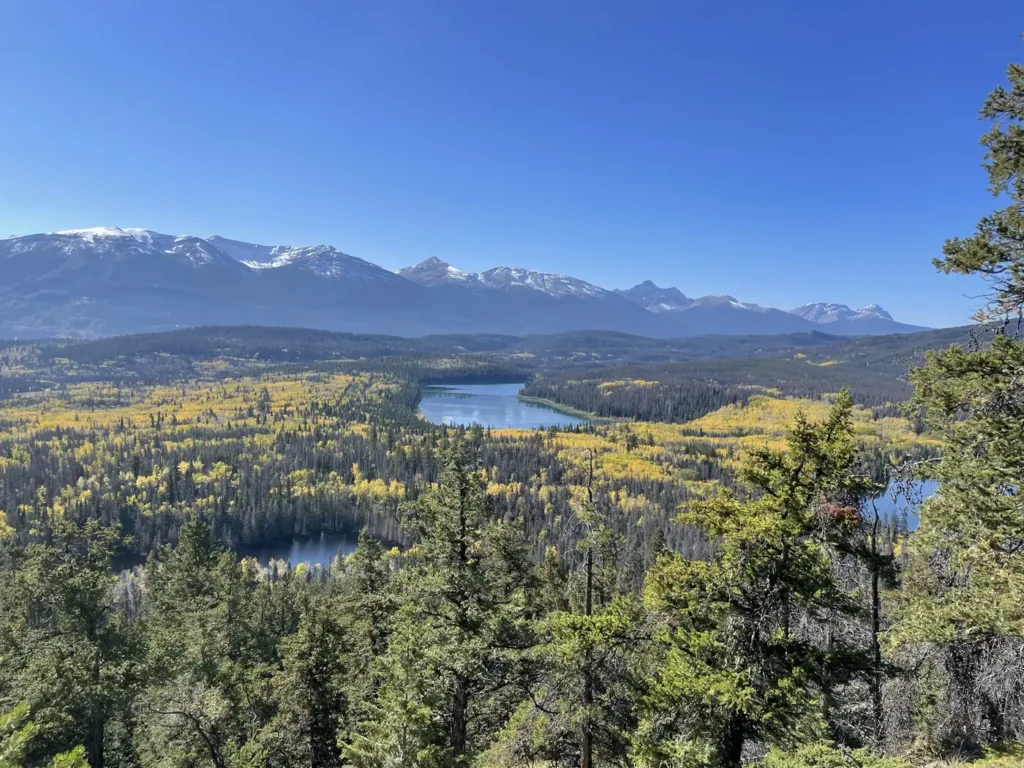 Vue panoramique sur le lac Pyramide pendant une journée ensoleillée. Des montagnes enneigées sont en arrière plan