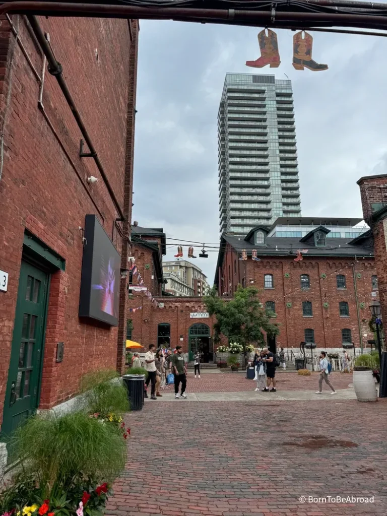 les ruelles pavées de Distillery District, un quartier incontournable à visiter lors d'un séjour de 4 jours à Toronto