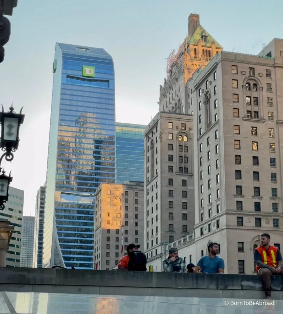 Des personnes discutant devant les gratte-ciels de Toronto