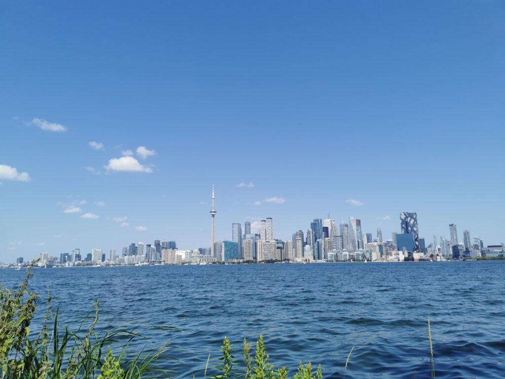 Vue sur la skyline de Toronto depuis les îles de Toronto