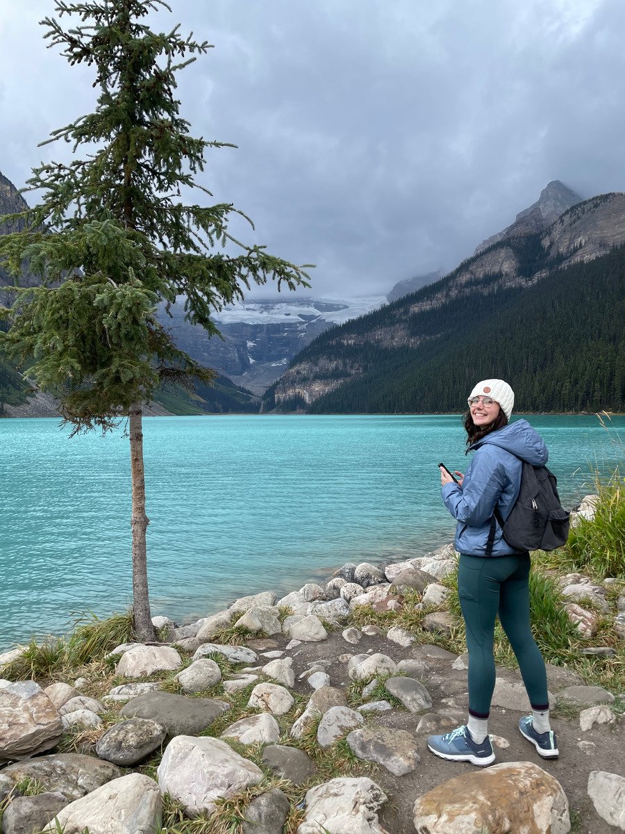 Gwen face au Lac Louise, Alberta, Canada