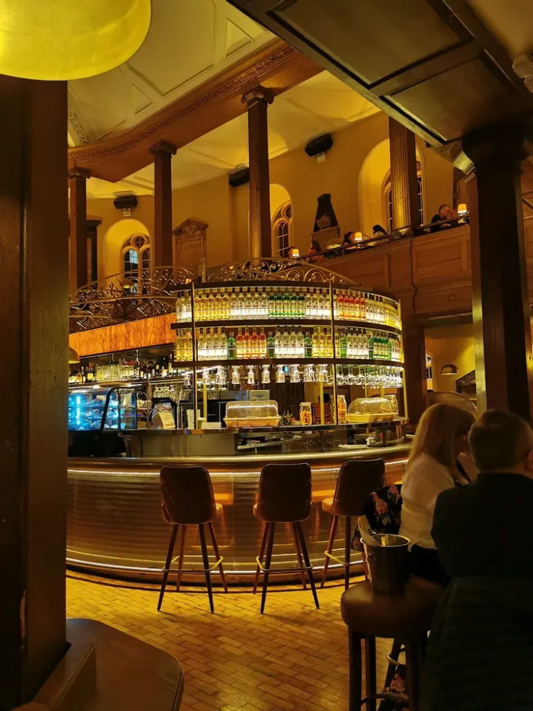 Intérieur de cette église réaménagée en restaurant