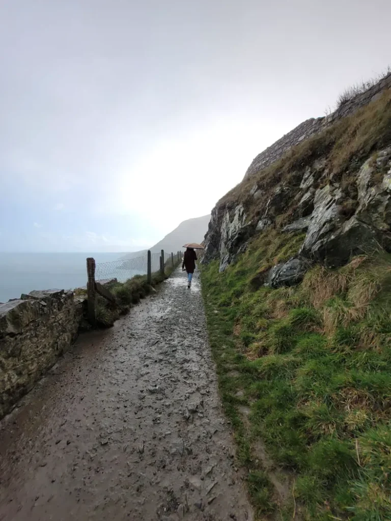 Gwen marchant sur un sentier sous la pluie