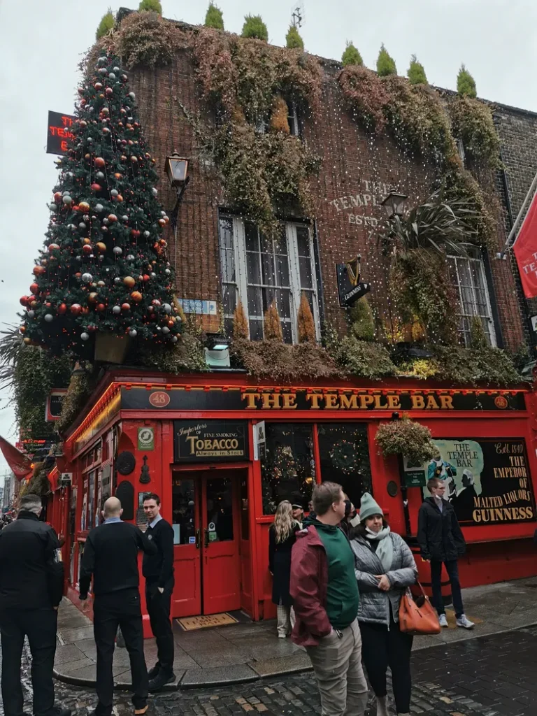 Devanture rouge de The Temple Bar Pub