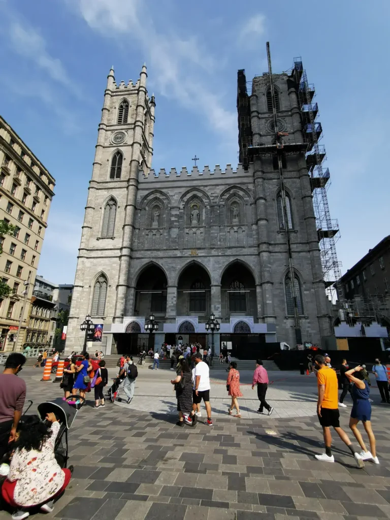 La Basilique Notre Dame de Montréal sous un temps ensoleillé