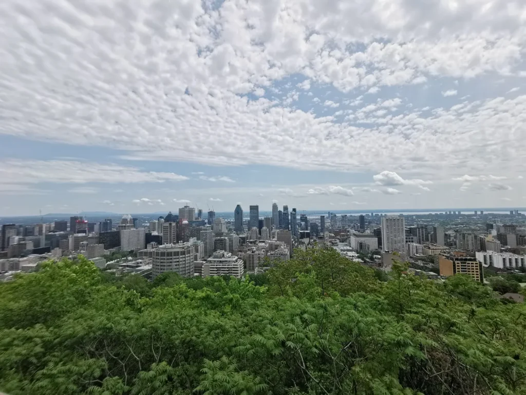 Vue panoramique de Montréal sous un temps nuageux