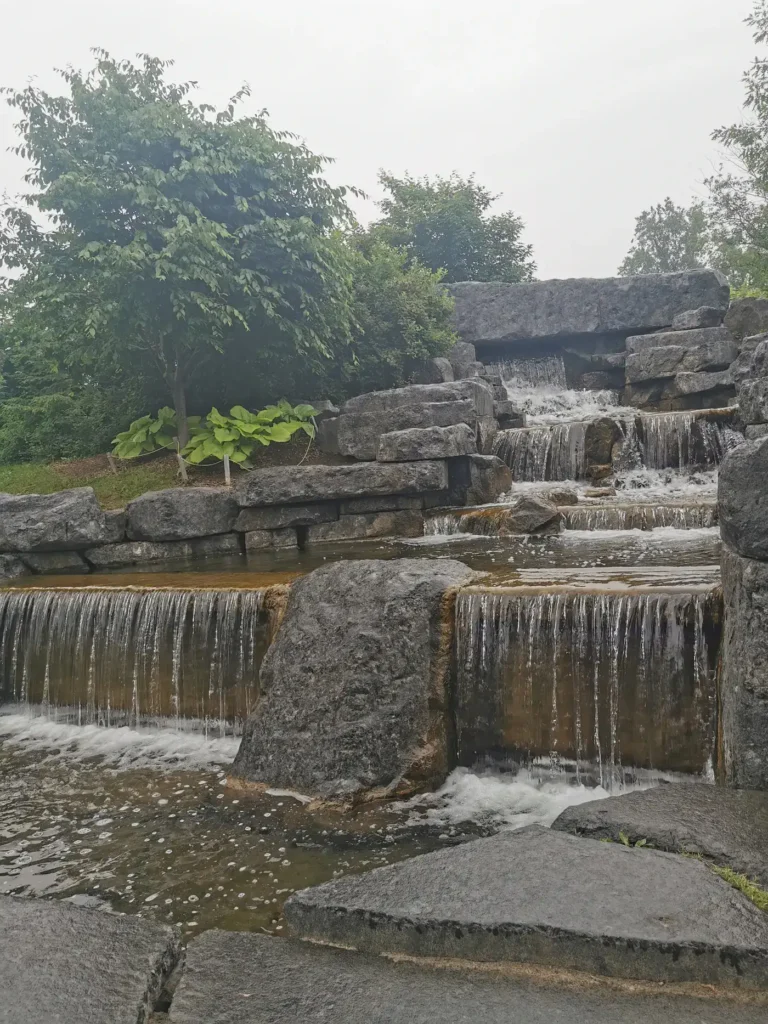 Une Cascade sous un temps pluvieux