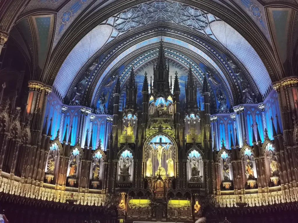 Intérieur de la basilique notre dame de Montréal montrant la nef