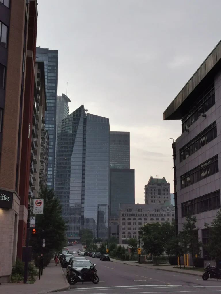 Vue sur un gratte-ciel de Montréal