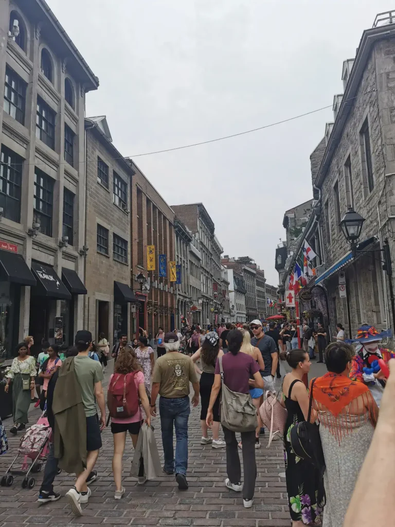 Une rue piétonne avec beaucoup de personnes marchant dans le Vieux-Montréal