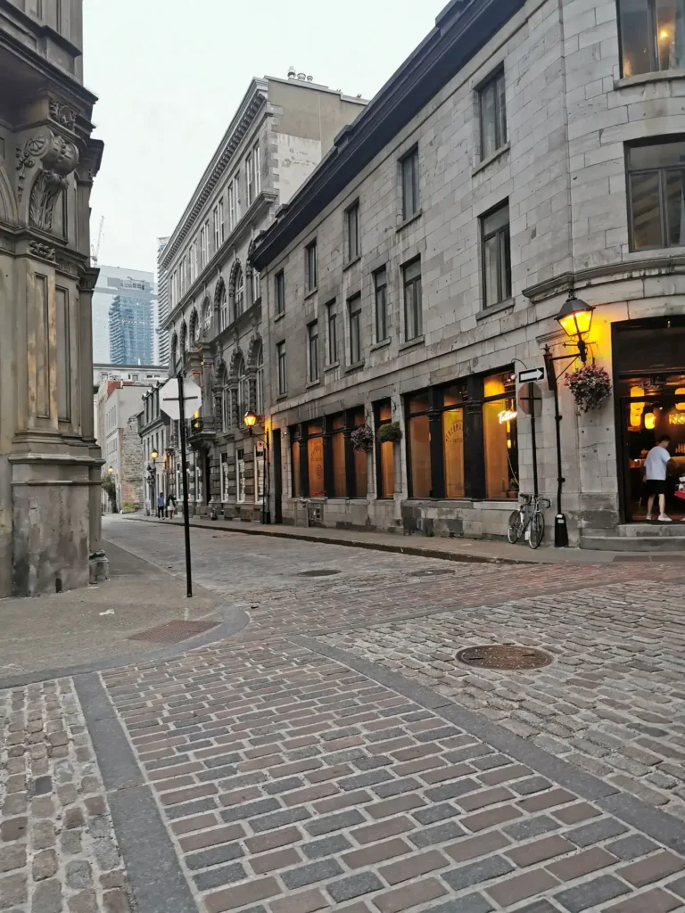 Rue pavées du Vieux-Montréal avec des immeubles à l'architecture européenne