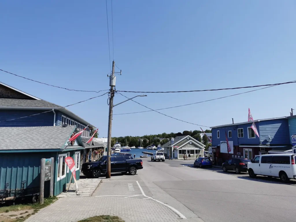 Centre-ville montrant des commerces pittoresques de Tobermory