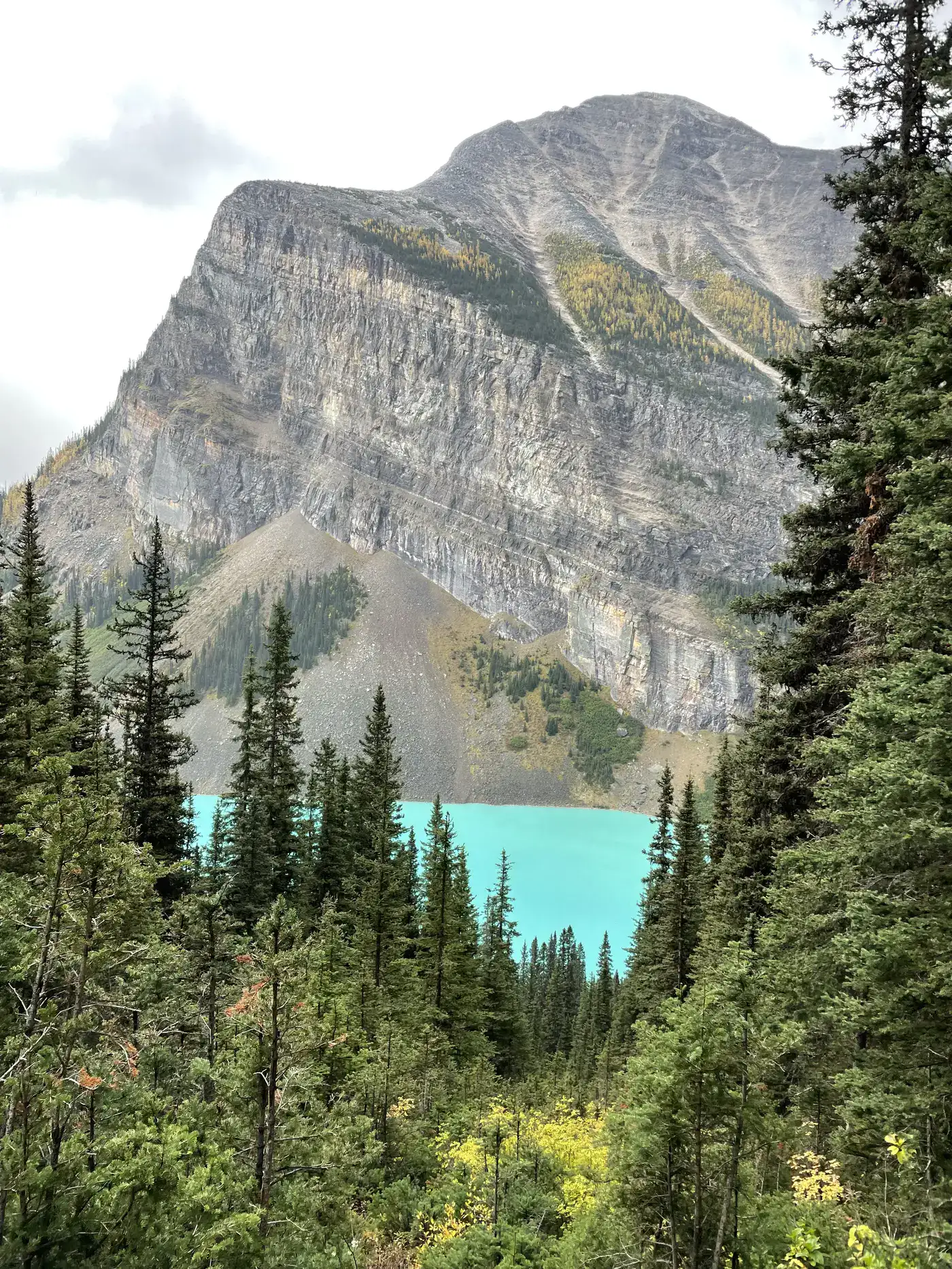 Lac aux eaux turquoises avec une montagne en arrière blanc