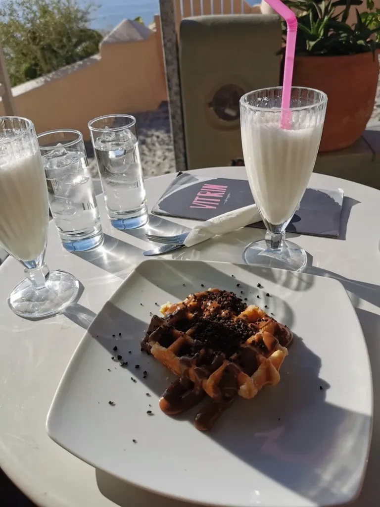 Gaufre avec du chocolat chaud accompagné d'un milkshake