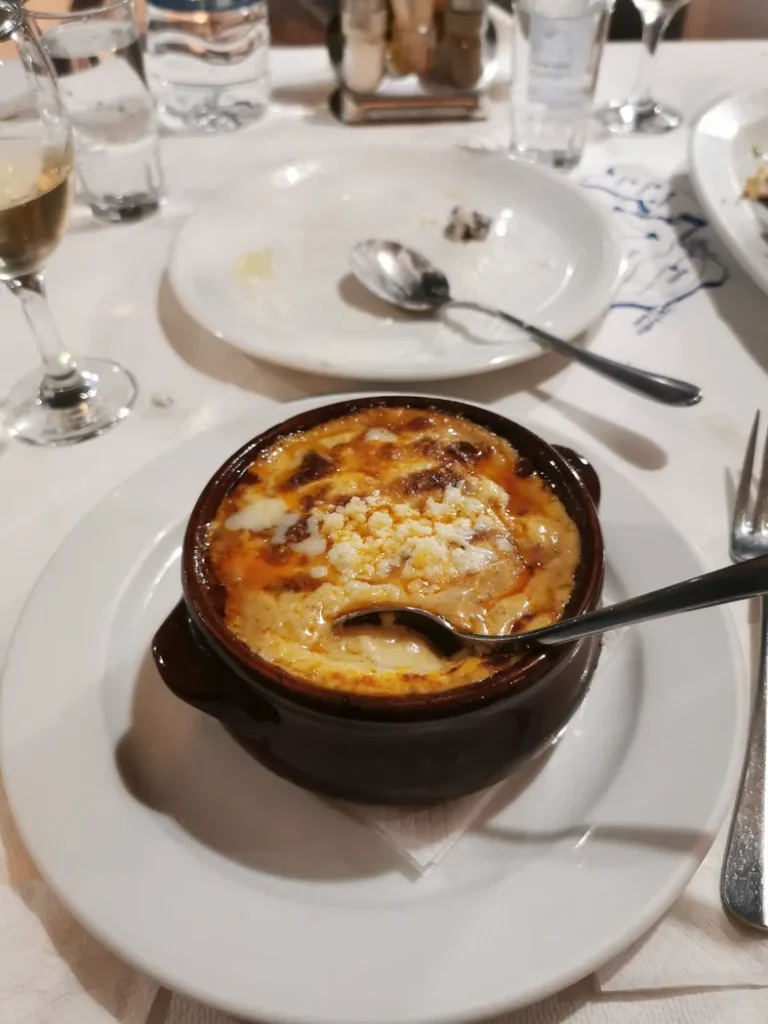 Moussaka servie dans un petit chaudron