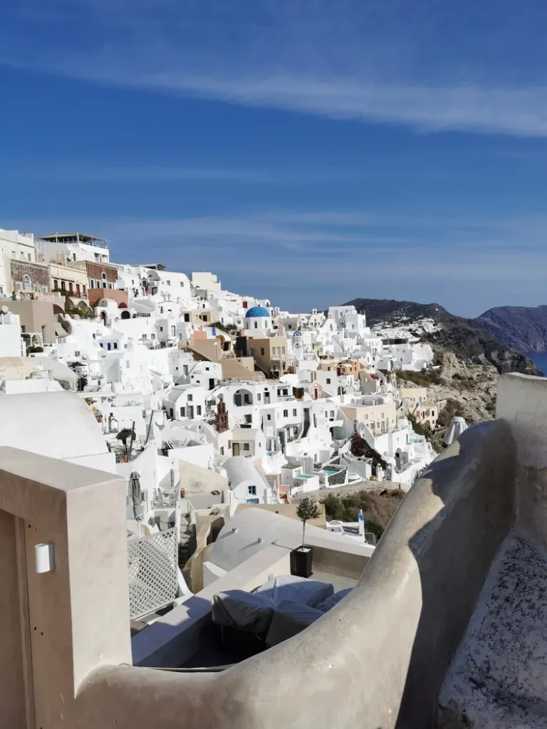 Vue sur les maisons blanches aux dômes bleus d'Oia