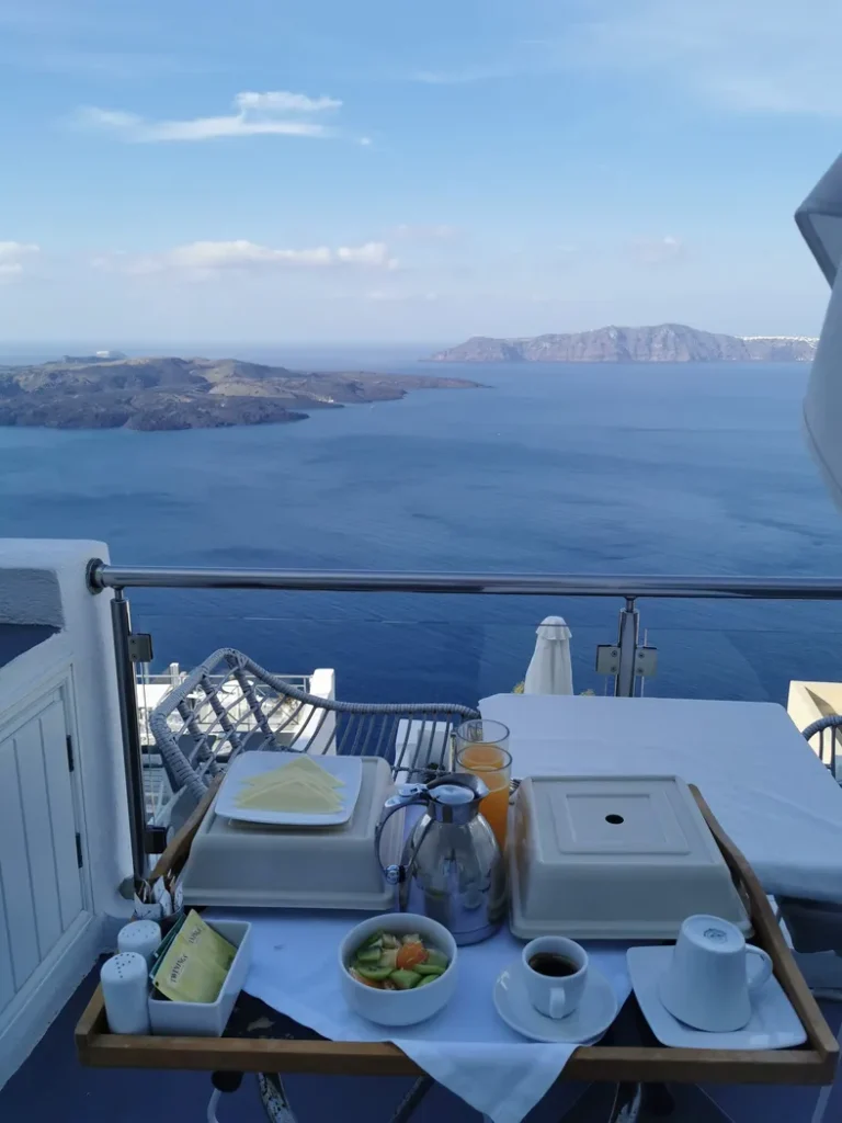 Petit déjeuner servi sur notre terrasse ayant une vue sur la caldeira