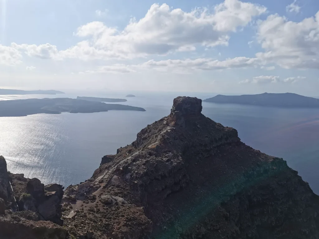 Skaros rock avec le chemin pour y accéder