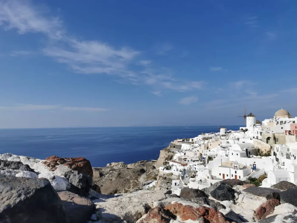 Vue sur les maisons blanches aux dômes bleus d'Oia