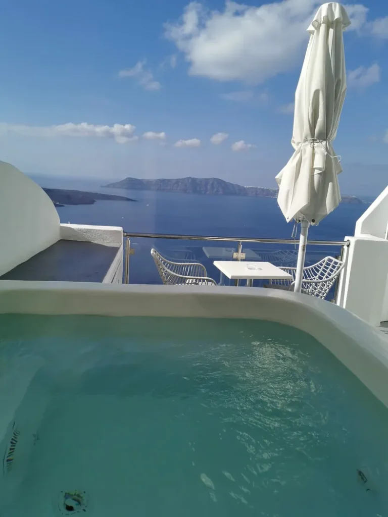 Vue depuis notre suite : jacuzzi en premier plan et la caldeira en arrière plan