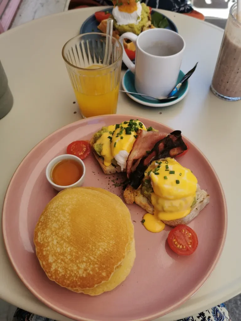 Pancake and oeufs bénédictes du Lazy Breakfast 