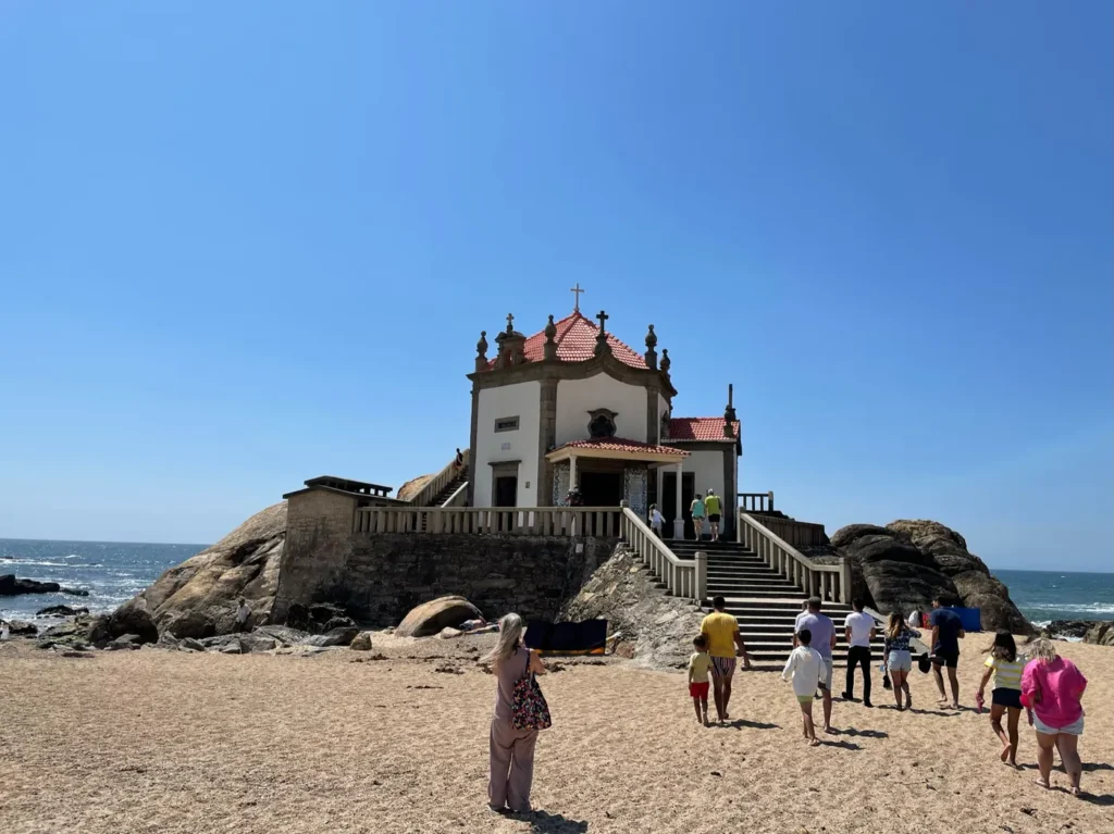 Petite chapelle au bord de l'océan