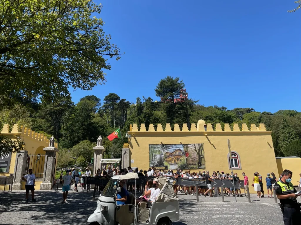 Entrée du Palacio de Pena où beaucoup de monde attend