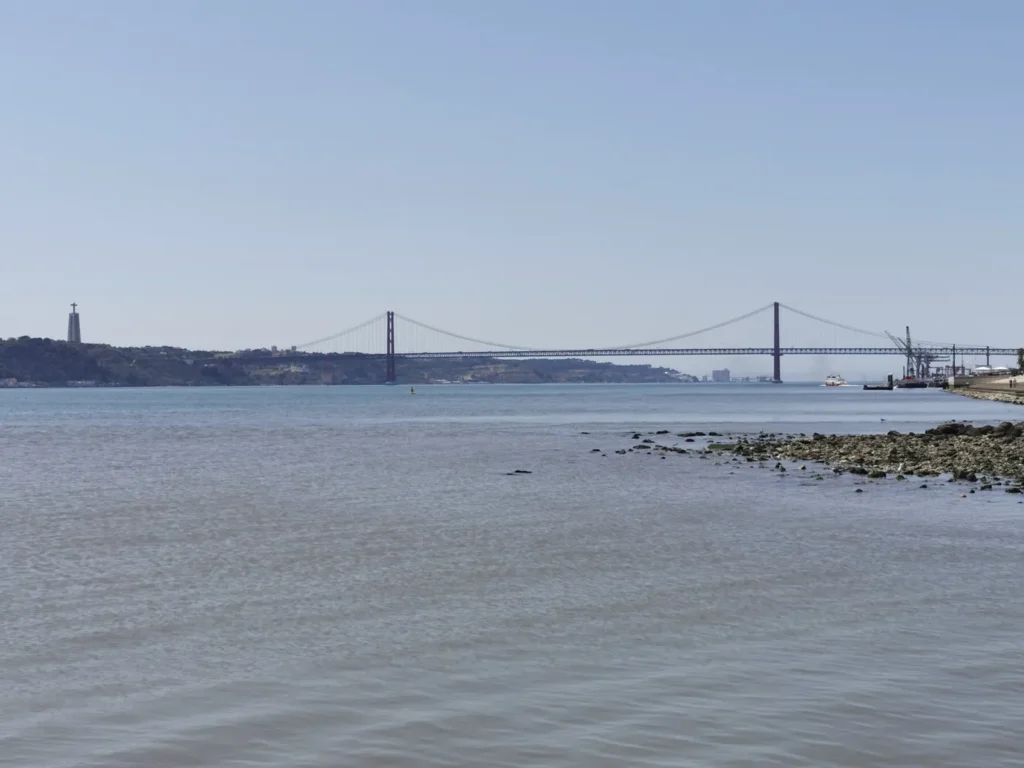 Vue sur le pont du 25 avril et le Christ-Roi