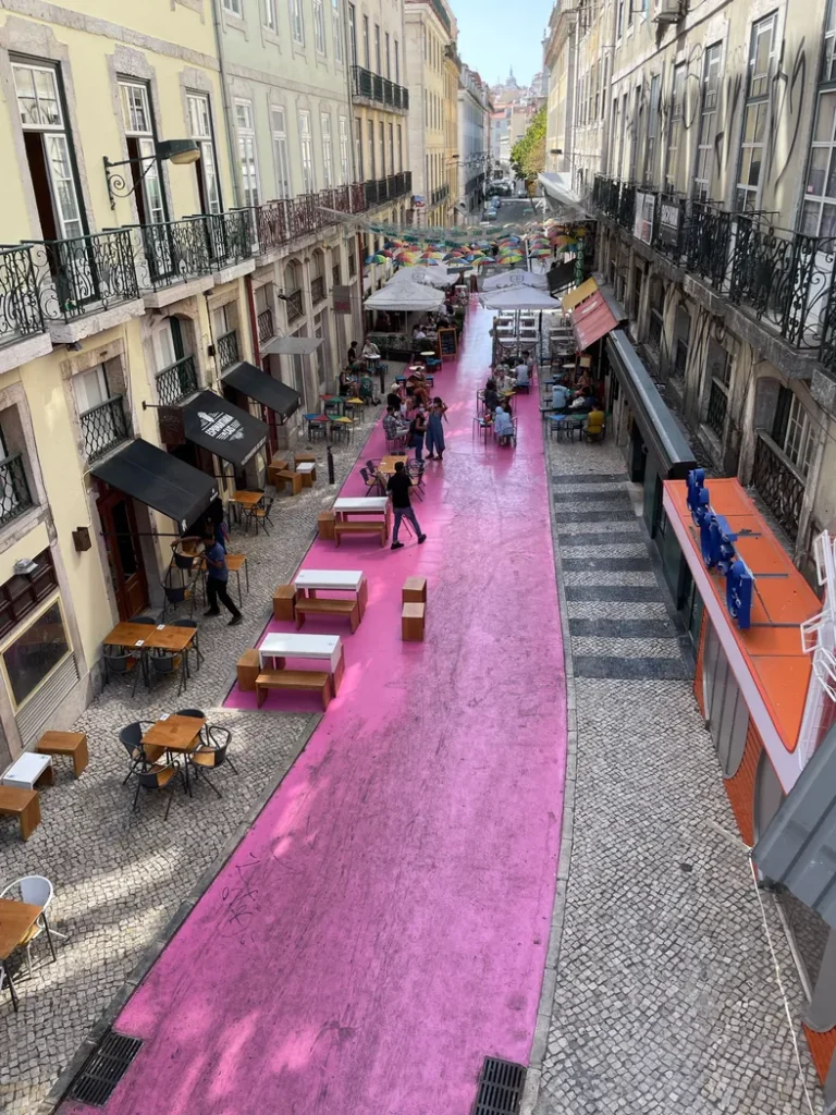 Rue piétonne peinte en rose de Lisbonne