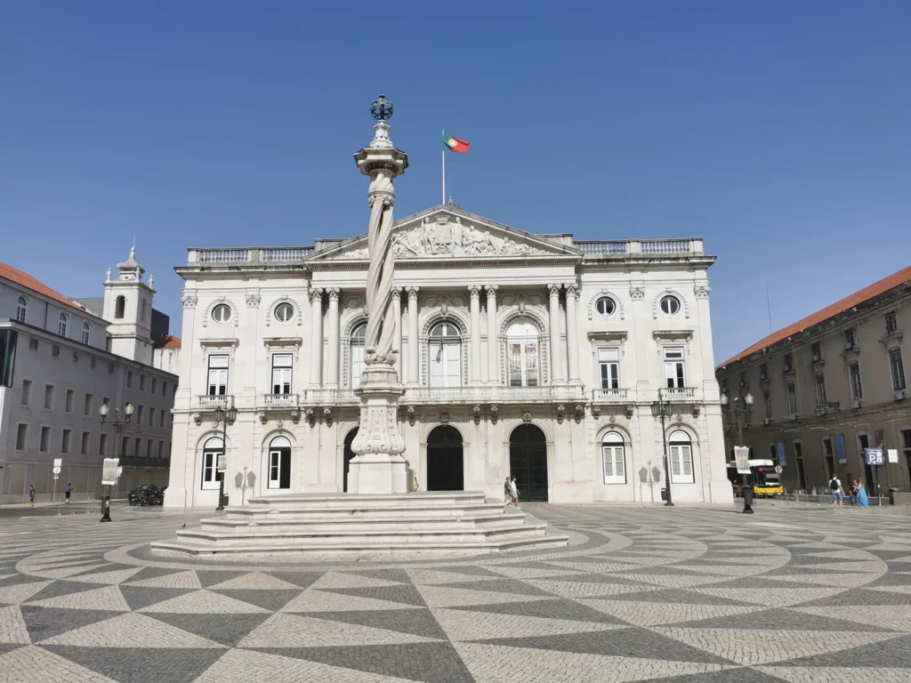 Place avec un bâtiment officiel de Lisbonne