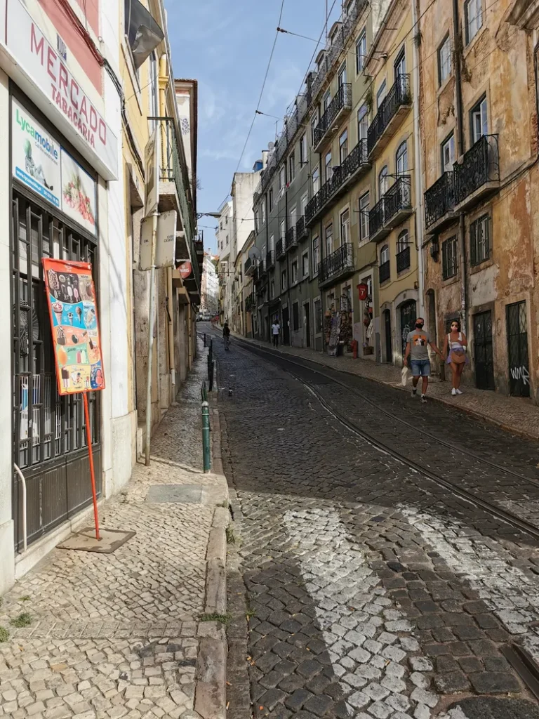 Rue pavée de Lisbonne en pente