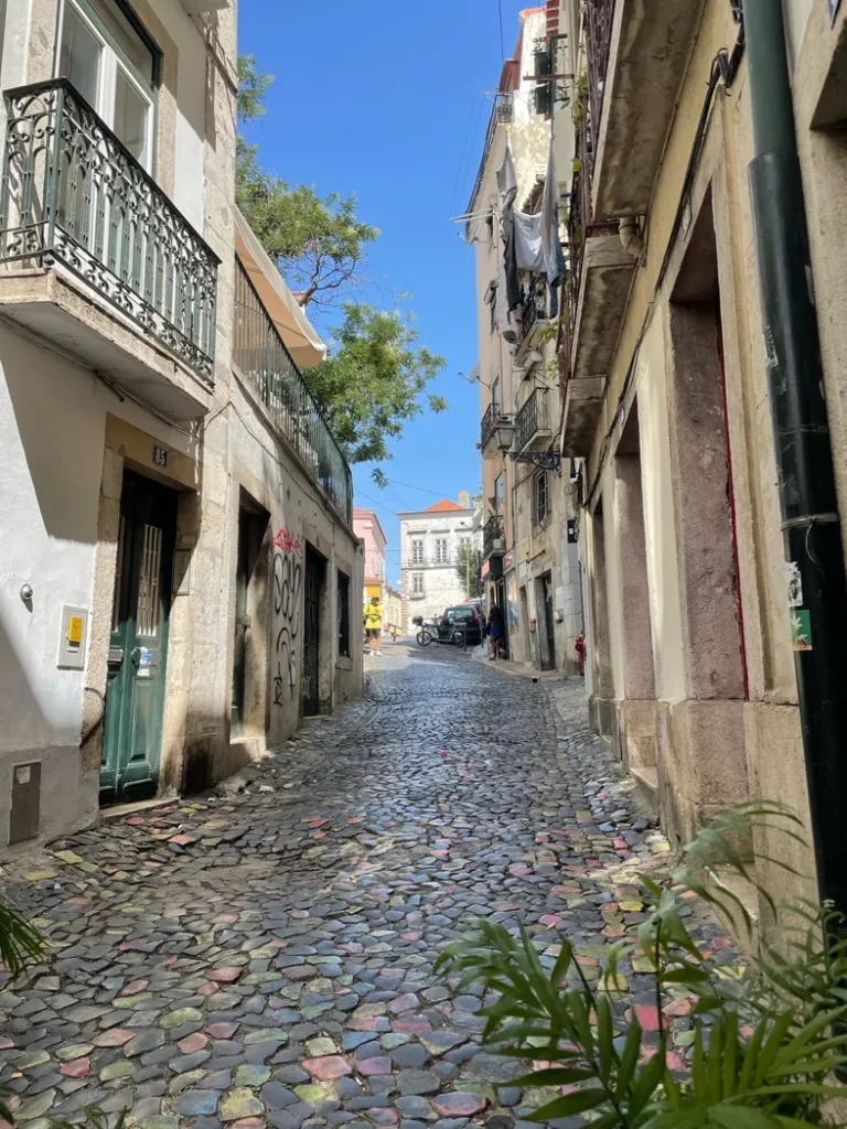 Ruelle étroite et pavée du quartier Alfama, Lisbonne