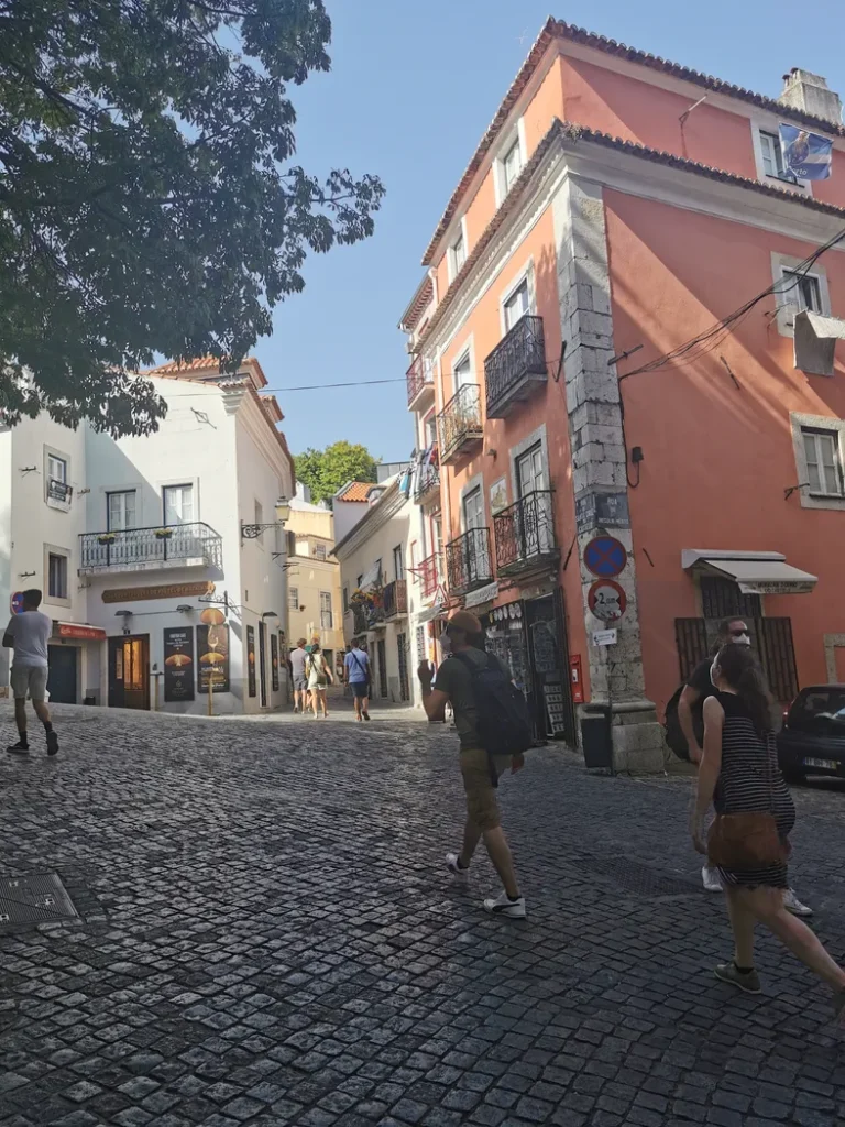 Ruelles pavées du quartier Alfama, Lisbonne