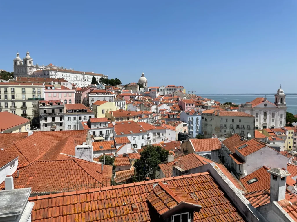 Vue sur les toits de Lisbonne